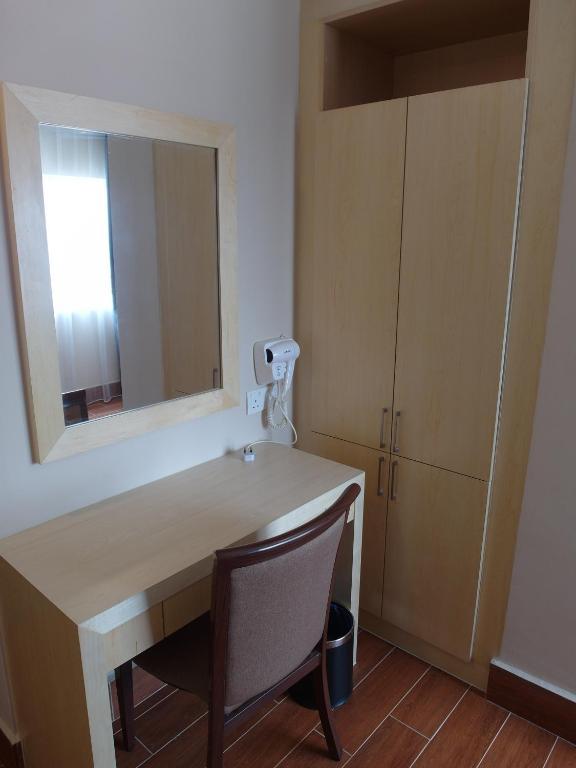 Deluxe Room King Bed window