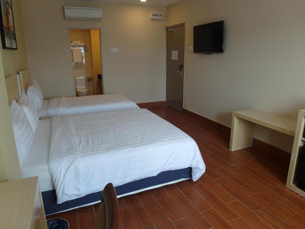 Family Triple 01 King bed & 01 Single bed