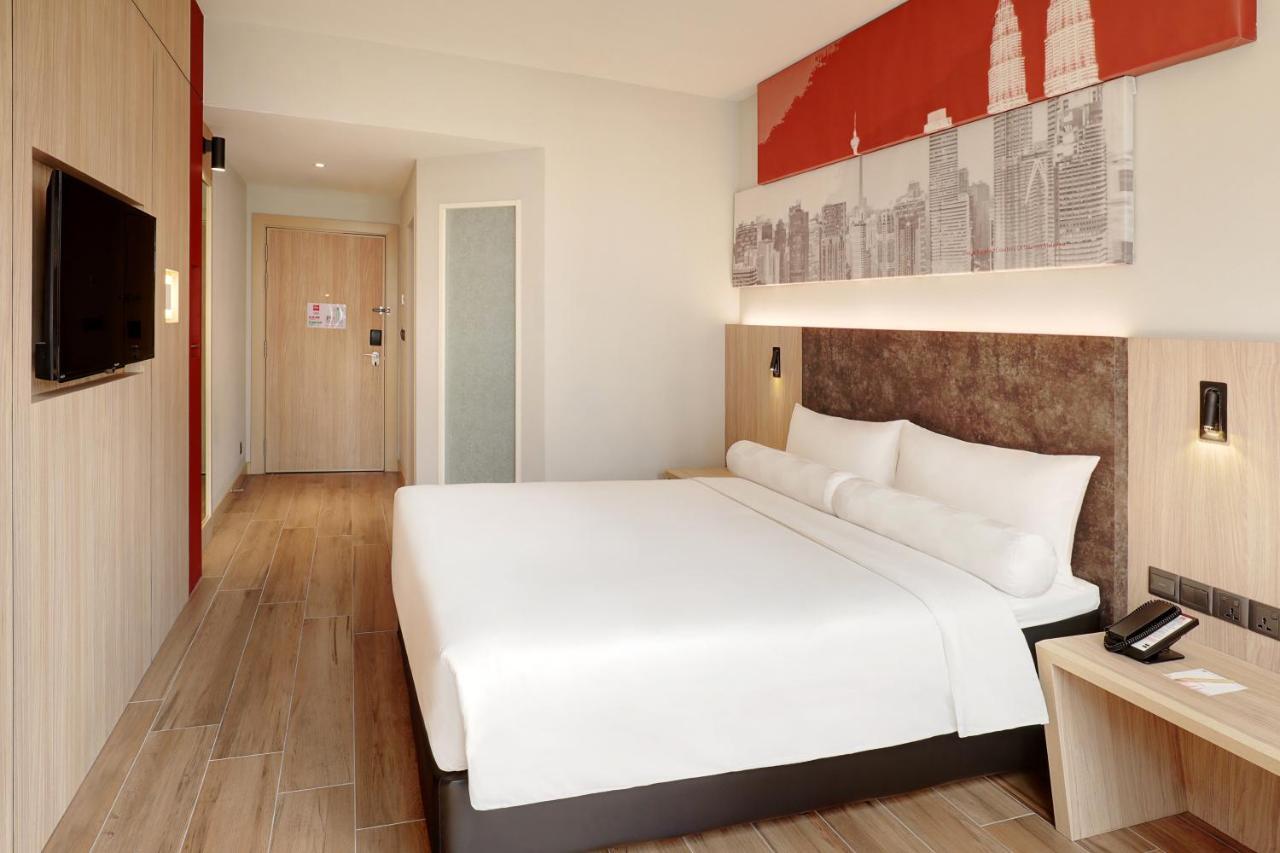 Standard Room 1 Queen Bed